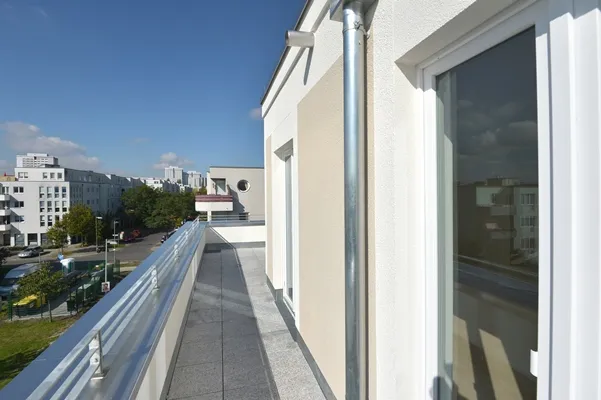 großzügige Dachgeschosswohnung mit Charakter in der Hasenholzer Allee 40 — photo 1